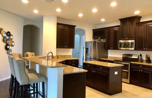 Riverview House | Modern Retreat for Gatherings in Tampa Bay, Rated 9.8/10