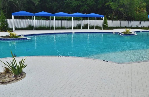 Riverview House | Modern Retreat for Gatherings in Tampa Bay, Rated 9.8/10