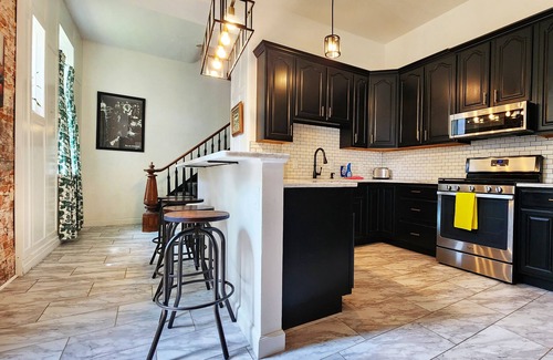 Benton Park House | Family-Friendly St. Louis Modern Retreat with Hot Tub