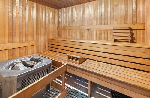 Coal Harbour Condo | Spacious, modern TOP FLOOR condo downtown w/ balcony + views!