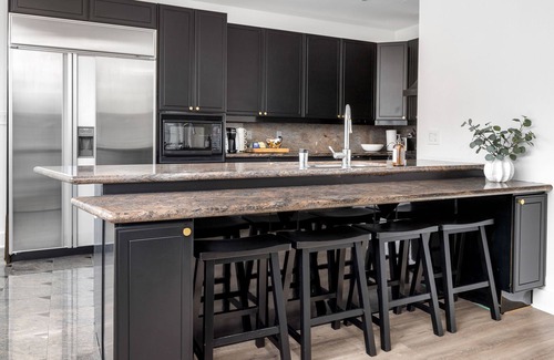 Coal Harbour Condo | Spacious, modern TOP FLOOR condo downtown w/ balcony + views!
