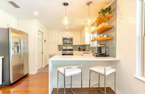 Elmhurst Heights House | ★Spacious, Modern & Trendy 3bd/2ba - Next to Austin Downtown★