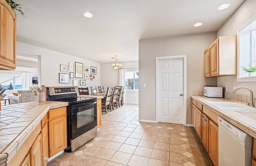Downtown Klamath Falls House | Modern Ocean View Retreat with Hot Tub & Pet-Friendly Perks