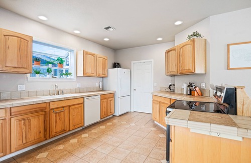 Downtown Klamath Falls House | Modern Ocean View Retreat with Hot Tub & Pet-Friendly Perks