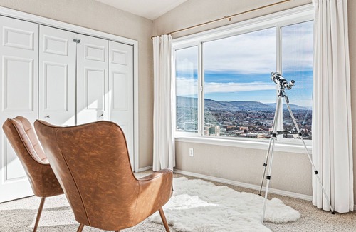 Downtown Klamath Falls House | Modern Ocean View Retreat with Hot Tub & Pet-Friendly Perks