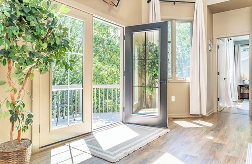 McGaheysville Cabin | Exceptional Mountain Retreat with Pool and Spa Amenities