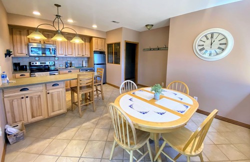 Golden House | Mountain Retreat: Top-Rated Apt with Views & Outdoor Access