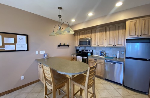 Golden House | Mountain Retreat: Top-Rated Apt with Views & Outdoor Access