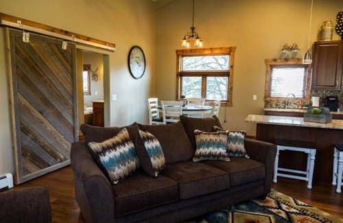 Estes Park Cabin | Mountain Condo with Breathtaking Views and Jacuzzi