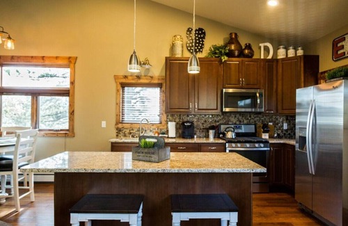 Estes Park Cabin | Mountain Condo with Breathtaking Views and Jacuzzi