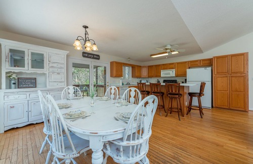 Burnsville Cabin | Cozy Retreat: Fire-Pit, Easy Access to Downtown & Wifi