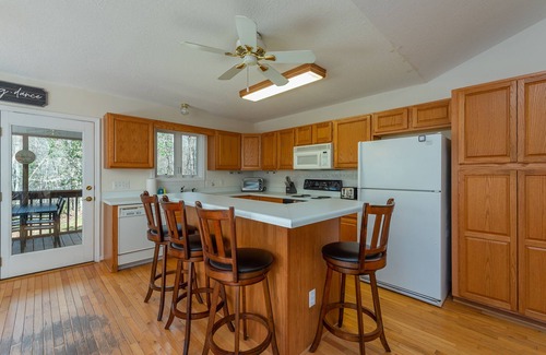 Burnsville Cabin | Cozy Retreat: Fire-Pit, Easy Access to Downtown & Wifi