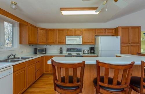 Burnsville Cabin | Cozy Retreat: Fire-Pit, Easy Access to Downtown & Wifi