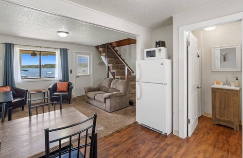 Mayfield Apartment | Scenic Multi-Level Suite with Breathtaking Lake Views