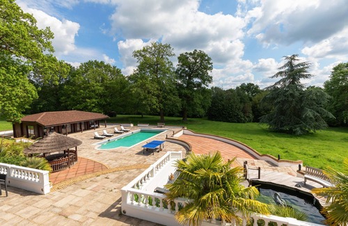 South Mimms Villa | Elegant North London Mansion with Pool, Games Room & Tennis