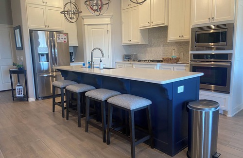 Norman House | Spacious new 4-bedroom house with jetted tub, large backyard and outdoor TV