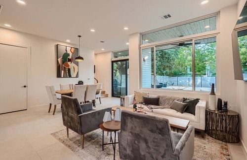 South Manchaca House | Modern Group Retreat with Bocci Ball & Family-Friendly Perks