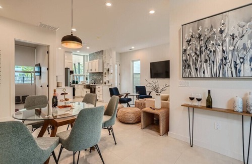 South Manchaca House | Modern Group Retreat with Bocci Ball & Family-Friendly Perks