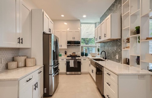 South Manchaca House | Modern Group Retreat with Bocci Ball & Family-Friendly Perks