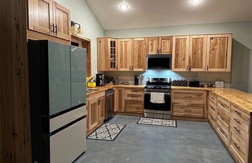 Lewistown House | Spacious, Newly-Built Modern Farmhouse