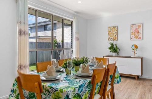 Heathwood House | Elegant Newly Furnished 4-Bed Family Retreat - Rated 8.5/10