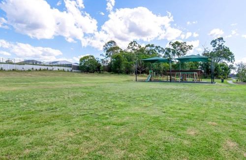 Heathwood House | Elegant Newly Furnished 4-Bed Family Retreat - Rated 8.5/10