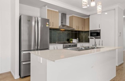 Heathwood House | Family-Friendly 4BD Retreat with Kitchen & Breakfast Included