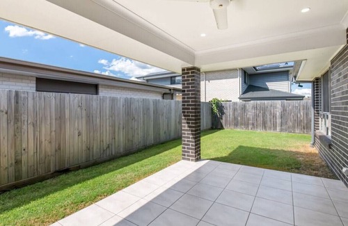 Heathwood House | Family-Friendly 4BD Retreat with Kitchen & Breakfast Included