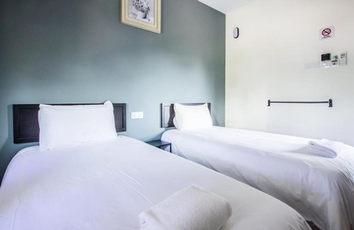 Benggali House | Budget-Friendly 2-Bedroom Plumeria Share House Retreat