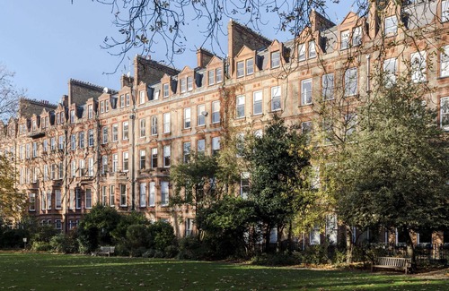 Courtfield Apartment | Inviting Newly Refurbished Mansionette with Spa & Kitchen