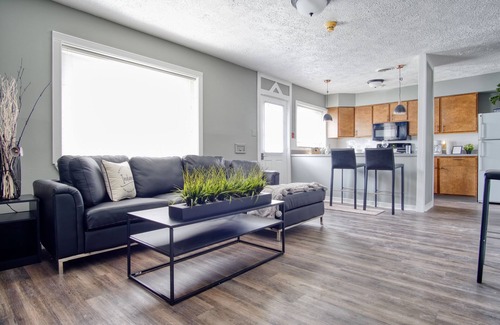 Mapleton/Fall Creek Apartment | Newly Renovated 2Bd with Spa & Breakfast in Prime Location