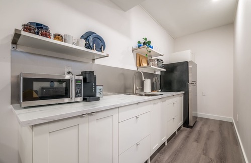 Bedford Apartment | Modern 1 Bedroom Suite with Kitchen & Breakfast Included