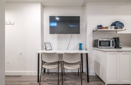 Bedford Apartment | Modern 1 Bedroom Suite with Kitchen & Breakfast Included
