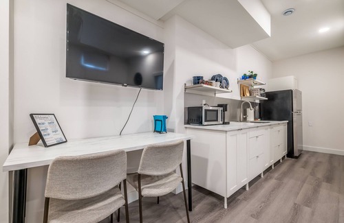 Bedford Apartment | Modern 1 Bedroom Suite with Kitchen & Breakfast Included