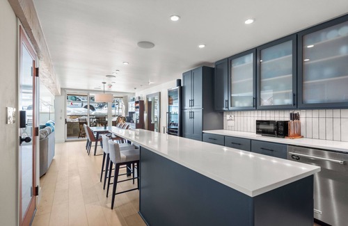 Aspen Condo | Bright Retreat with Mountain Views, Steps from Wagner Park