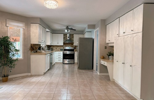 York Regional Municipality House | Discover a Newmarket Oasis: Pet-Friendly & Family Ready
