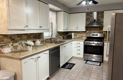 York Regional Municipality House | Discover a Newmarket Oasis: Pet-Friendly & Family Ready