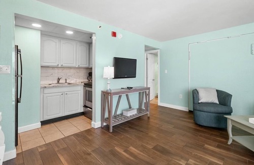 Myrtle Beach Hotel | Ocean View King Room with Hot Breakfast - Rated 10/10!