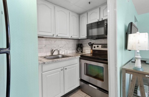 Myrtle Beach Hotel | Ocean View King Room with Hot Breakfast - Rated 10/10!
