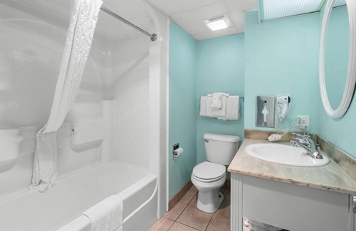 Myrtle Beach Hotel | Ocean View King Room with Hot Breakfast - Rated 10/10!