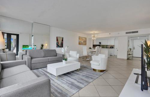 Mid Beach Apartment | Ocean View Resort with Pool, Restaurant & Hot Tub