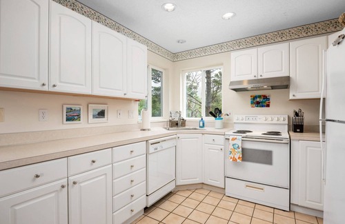 Tierra Del Mar House | Ocean-View Retreat with Fire-Pit, Steps to the Beach