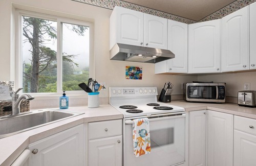 Tierra Del Mar House | Ocean-View Retreat with Fire-Pit, Steps to the Beach