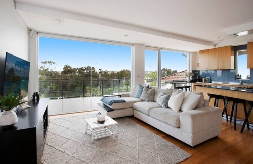 Collaroy Apartment | Spacious Oceanview Escape with Pool & Cabana