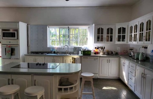 Ocho Rios House | Family-Friendly Ocho Rios Retreat with En-suite Rooms