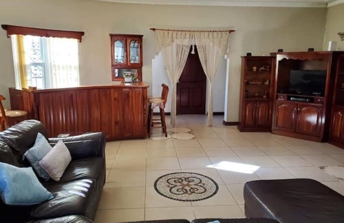 Ocho Rios House | Family-Friendly Ocho Rios Retreat with En-suite Rooms