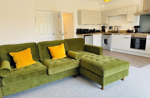 Bonchurch Apartment | Scenic One Bed Apartment Ideal for Family Getaways