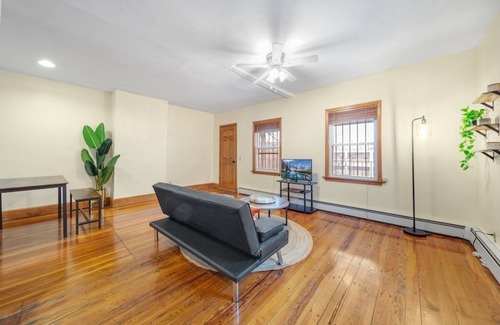 Roxbury Apartment | Modern 1BD/1BTH Apartment in Boston City Center