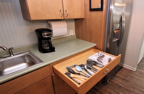 Waterford Cottage | Pet-Friendly Lakefront Cottage with Hot Tub & High Rating