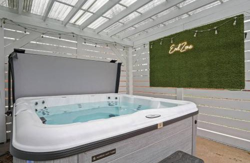 Norman House | Spacious Ou Hideaway Hot Tub Pool Table